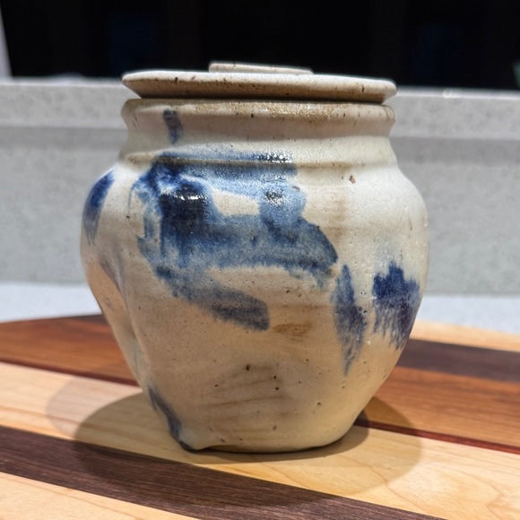 Vintage Ceramic Lidded Jar Cream with Blue Accents Signed by Artist Kate Keilty - Picture 3 of 8